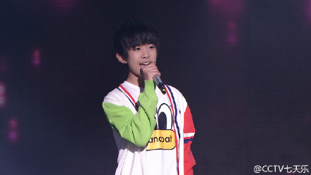 #过年七天乐# TFboys#与毕姥爷一起过年七天乐#啦！看到毕姥爷发红包了吗！看到他们的笑容有没有很开心？有歌有舞有互动，有笑有泪有温暖，这就是我们《过年七天乐》！另外，他们将出现在“团圆”中，我们大年初五见啦！（可是…你们能不能答应小七七天都守在电视机前啊）。