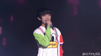 #过年七天乐# TFboys#与毕姥爷一起过年七天乐#啦！看到毕姥爷发红包了吗！看到他们的笑容有没有很开心？有歌有舞有互动，有笑有泪有温暖，这就是我们《过年七天乐》！另外，他们将出现在“团圆”中，我们大年初五见…