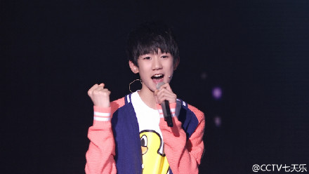 #过年七天乐# TFboys#与毕姥爷一起过年七天乐#啦！看到毕姥爷发红包了吗！看到他们的笑容有没有很开心？有歌有舞有互动，有笑有泪有温暖，这就是我们《过年七天乐》！另外，他们将出现在“团圆”中，我们大年初五见啦！（可是…你们能不能答应小七七天都守在电视机前啊）。