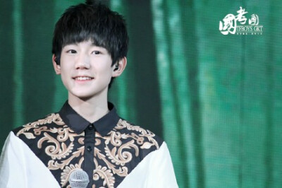 #TFBOYS三人同行# 清风吹拂，绿了柳条；暖阳笼罩，红了芭蕉。秋风四起，黄了麦苗；冬雪飘落，银裹树梢。明眸侧畔，暖人心怀。【前线：春宵&amp;amp;芯芯，文案：十月，修图：兔叔】