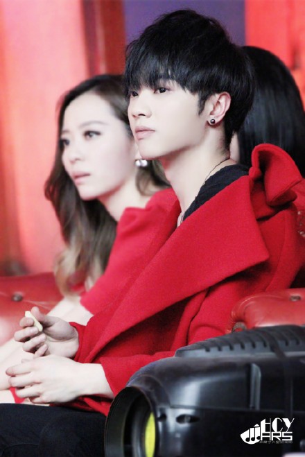 【#华晨宇# 天天向上饭拍（二）9P】150124@华晨宇yu 湖南卫视天天向上饭拍之吃好喝好~修图都给我修笑了，瓜子、花生、橘子、鸭脖、香蕉...也是没客气。你真的是嘉宾？怎么感觉你是坐在客厅吃着零食看电视。