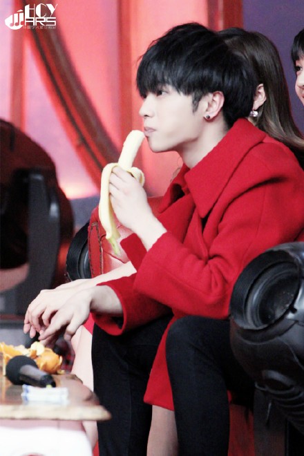 【#华晨宇# 天天向上饭拍（二）9P】150124@华晨宇yu 湖南卫视天天向上饭拍之吃好喝好~修图都给我修笑了，瓜子、花生、橘子、鸭脖、香蕉...也是没客气。你真的是嘉宾？怎么感觉你是坐在客厅吃着零食看电视。