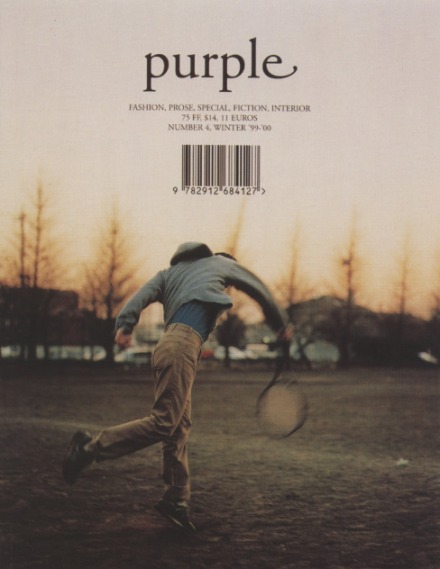  诞生于1990年代巴黎的《Purple》杂志纸张廉价，印制粗糙，但在经济危机刚过的那几年，粗粝的图像却特别适合当时穷得叮当响的街头青年。随着反时尚旗号的打响，《Purple》很快成为“新现实主义”摄影师集散地，诸如Juergen Teller、Wolfgang Tillmans等在此共同开创影像风格自由松散的杂志摄影新风潮。