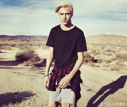 Lucky Blue Smith为H&amp;amp;M拍的宣传广告今天曝光，这个系列叫H&amp;amp;M LOVES COACHELLA，顾名思义就是Coachella音乐节的首个官方系列