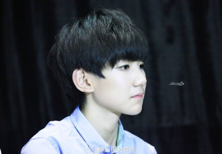 #TFBOYS王源# 喜欢是可以心疼，可以善待，但有更加心疼善待的人出现就顺理成章的丢进角落。爱是克制，是唯一，是依赖着最特殊的那个人转动的小星球。小少年王源，成长的同时更加优秀。希望有更多人真心爱你，视作捧在手心的一位。lofter：O网页链接 文cr L