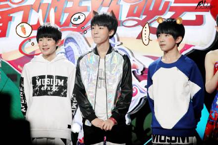 20150212 #TFBOYS# #湖南卫视小年夜# 【高清6P】”三只小可爱跟棚棚回家吧！“ 凯：”给我一条小鱼干！“ 源：”那..我要胡萝卜！“ 玺：”唔那个东西看起来好像很好吃...[盯]“【cr @TFBOYS团站联合应援 】LOFTER：O网页链接