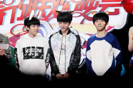 20150212 #TFBOYS# #湖南卫视小年夜# 【高清6P】”三只小可爱跟棚棚回家吧！“ 凯：”给我一条小鱼干！“ 源：”那..我要胡萝卜！“ 玺：”唔那个东西看起来好像很好吃...[盯]“【cr @TFBOYS团站联合应援 】LOFTER：O网页链接