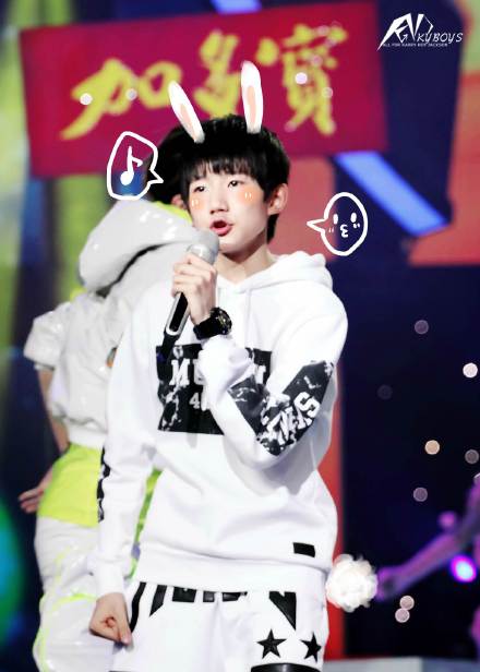 20150212 #TFBOYS# #湖南卫视小年夜# 【高清6P】”三只小可爱跟棚棚回家吧！“ 凯：”给我一条小鱼干！“ 源：”那..我要胡萝卜！“ 玺：”唔那个东西看起来好像很好吃...[盯]“【cr @TFBOYS团站联合应援 】LOFTER：O网页链接