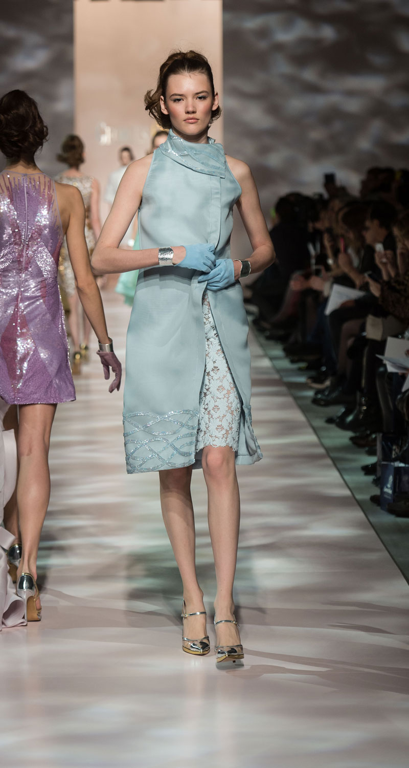 georges chakra的礼服大多是将流苏,几何立体装饰物,曼妙薄纱加入褶皱