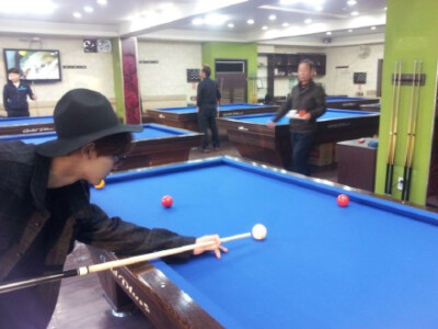 #朴灿烈# 150219 爸爸店fb更新【2015年2月19日 1对1^^】 父子俩一对一对决吗哈哈 原来打台球也是家庭活动