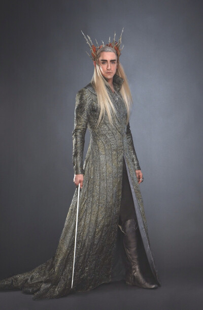 @ 密林农场主 #Lee Pace##Thranduil# 今早不是汤上又放出一张大王新的背影照。。终于能集齐九张把一整套定妆造型高清大图发出来了，大王你真是风华绝代玉树临风