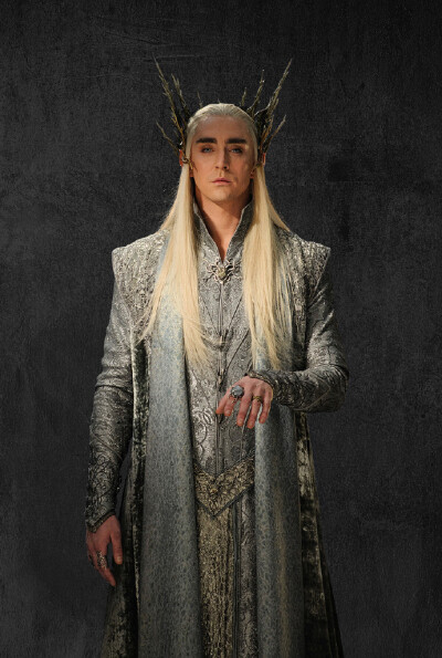 @ 密林农场主 #Lee Pace##Thranduil# 今早不是汤上又放出一张大王新的背影照。。终于能集齐九张把一整套定妆造型高清大图发出来了，大王你真是风华绝代玉树临风