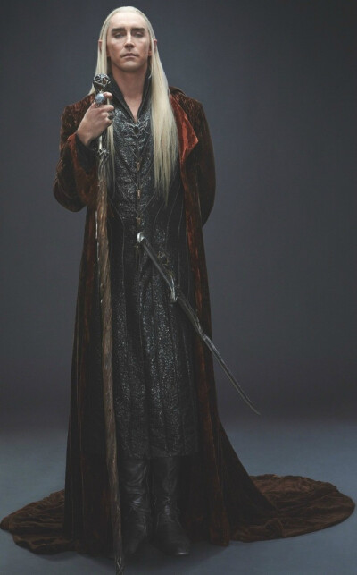 @ 密林农场主 #Lee Pace##Thranduil# 今早不是汤上又放出一张大王新的背影照。。终于能集齐九张把一整套定妆造型高清大图发出来了，大王你真是风华绝代玉树临风