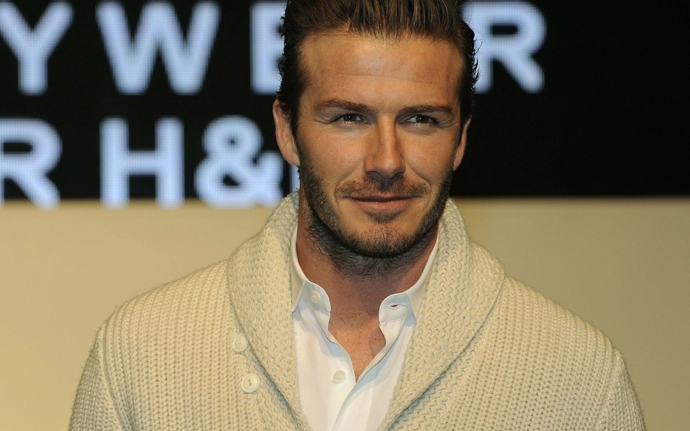 大卫·贝克汉姆（David Beckham），1975年5月2日出生于伦敦雷顿斯通，英国足球运动员。青少年时期在曼联成名，1999、2001年两次获世界足球先生银球奖，1999年当选欧足联最佳球员，2001年被评为英国最佳运动员，2010年获得BBC终身成就奖。贝克汉姆一共效力过曼联、普雷斯顿、皇马、洛杉矶银河、AC米兰和巴黎圣日耳曼6家俱乐部…