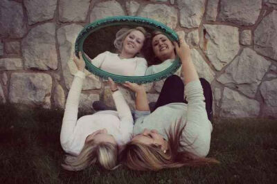 Stare back at yourselves in wonderment.... | 37 Impossibly Fun Best Friend Photography Ideas