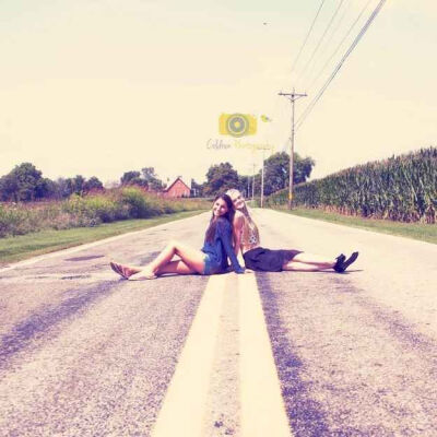 Go along with her crazy ideas.... | 37 Impossibly Fun Best Friend Photography Ideas