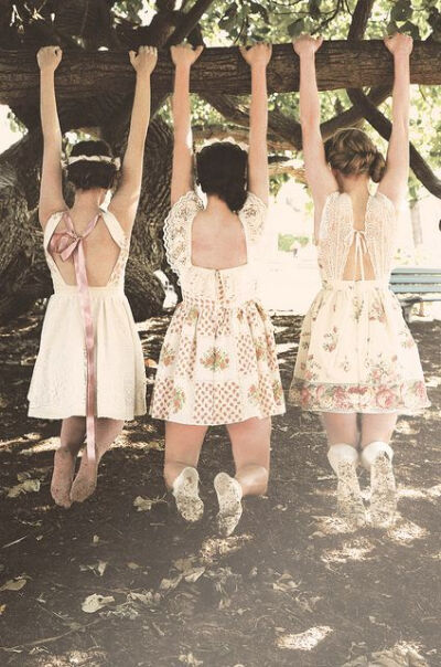 friends and dresses just go together perfectly!:)