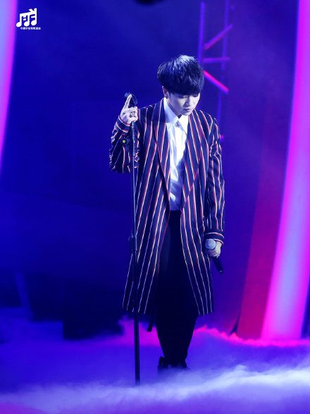 #华晨宇# 嗯嗯，这两天小歌收到了不少“亲爱的”称呼，感觉比情人节还甜蜜。所以今晚再从箱底临时拿出几张“应用宝星APP之夜”图片，陪伴大家等待安微卫视播出的时光。如果“亲爱的”们还想看，说不定还会有视频分享哦，不想就算啦！