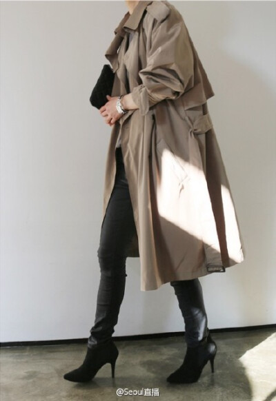 风衣 × 紧身裤 × 高跟鞋