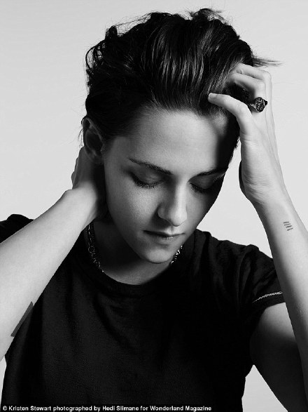 美K Kristen Stewart再曝全新写真！这烟抽的，那叫一恣儿啊！