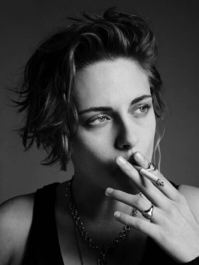 美K Kristen Stewart再曝全新写真！这烟抽的，那叫一恣儿啊！