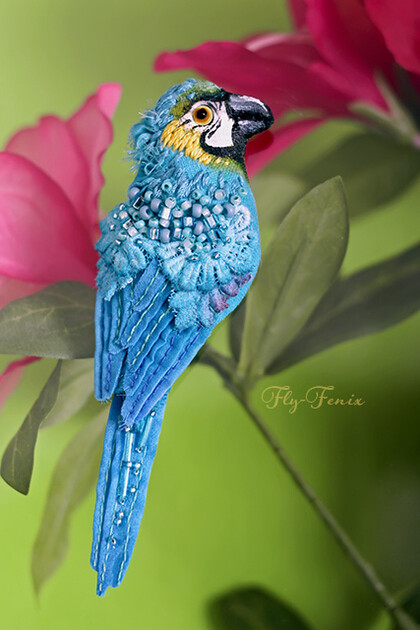 Броши ручной работы. Ярмарка Мастеров - ручная работа миниатюрная брошь - Сине-желтый Ара. Handmade.