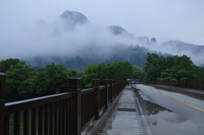 【美丽的中国】武夷。从三姑通往景区的桥，傍晚，刚落了一场雨。远处，能看到云雾缭绕，宛如仙境。