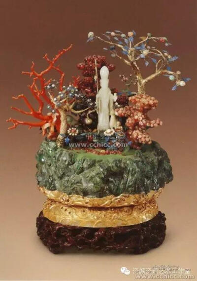 清孔雀石嵌珠宝蓬莱仙境盆景。此盆景共用珍珠一千一百三十六颗，红宝石六百七十九块，蓝宝石一百八十三块，碧玺三百三十二块，珊瑚六枝。用料珍贵，制作讲究。以蓬莱仙境寓意长寿吉祥，为清宫祝寿用品。