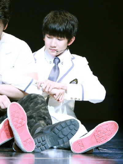 【王源 步步高家教机超级公开课】一起来做仰卧起坐......@TFBOYS-王源 2.28 步步高超级公开课 高清6p