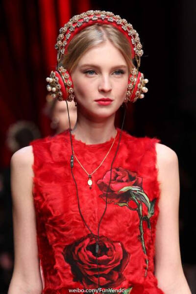 #Accessories#Dolce &amp;amp; Gabbana Fall 2015 Ready-to-Wear 不要低头，耳机会掉。