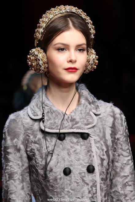 #Accessories#Dolce &amp;amp; Gabbana Fall 2015 Ready-to-Wear 不要低头，耳机会掉。