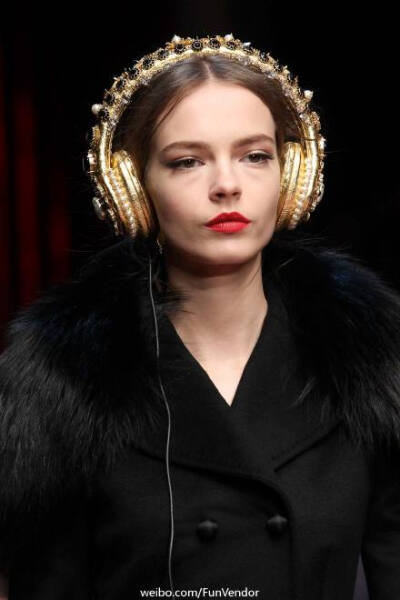 #Accessories#Dolce &amp;amp; Gabbana Fall 2015 Ready-to-Wear 不要低头，耳机会掉。