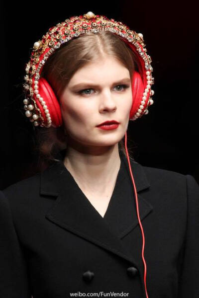 #Accessories#Dolce &amp;amp; Gabbana Fall 2015 Ready-to-Wear 不要低头，耳机会掉。