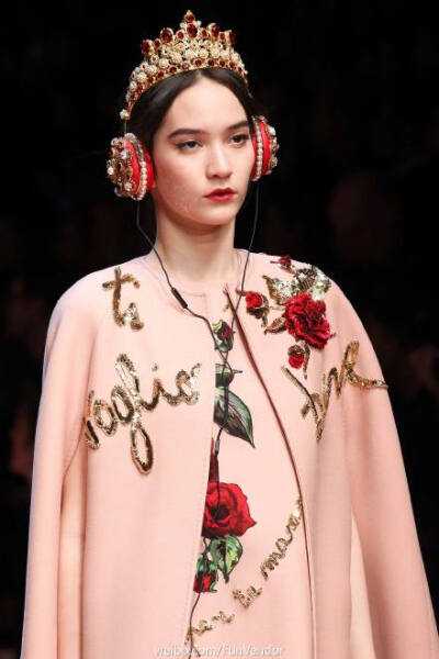 #Accessories#Dolce &amp;amp; Gabbana Fall 2015 Ready-to-Wear 不要低头，耳机会掉。