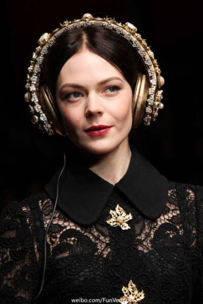 #Accessories#Dolce &amp;amp; Gabbana Fall 2015 Ready-to-Wear 不要低头，耳机会掉。