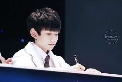 王源 150228 深圳步步高见面会 cr：王源星源站_ROYPLANET