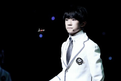 @TFBOYS-易烊千玺 Shall I compare thee to a summer’s day?Thou art more lovely and more temperate。