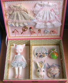 An antique-style presentation box - with explanations - TOYS, DOLLS AND PLAYTHINGS