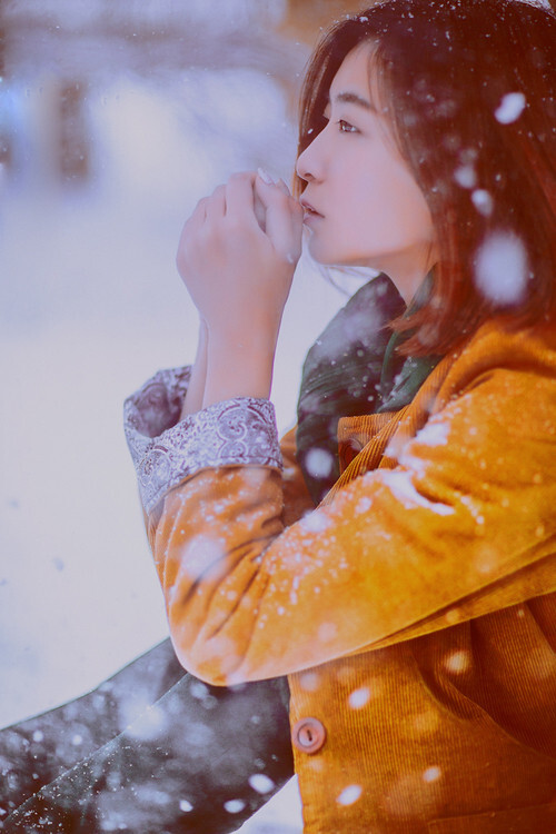 雪，有著天使般的純凈，天使般的美麗。但我想，她歸根結蒂是一個妖精，要不然，怎麽叫我如此愛戀，以至於意亂情迷，欲罷不能，心甘情願為她沈溺呢。