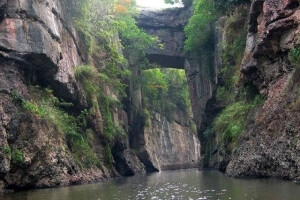 扬州周边旅游线路【溧水天生桥-赏梅采摘一日游】赏梅花，摘草莓