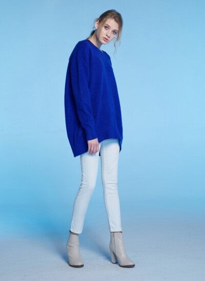 宝蓝色毛衣搭配白色简约长裤，经典百搭，摩登感十足。