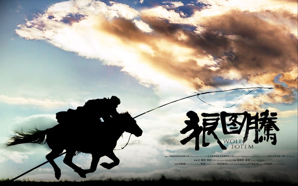 《狼图腾》是一部由小说改编的电影，小编看了预告片，不仅仅故事精彩，电影中拍摄的内蒙古草原美景也让人折服，这样精益求精的作品，在中国电影中是罕见的。推荐大家下载这组高清壁纸！