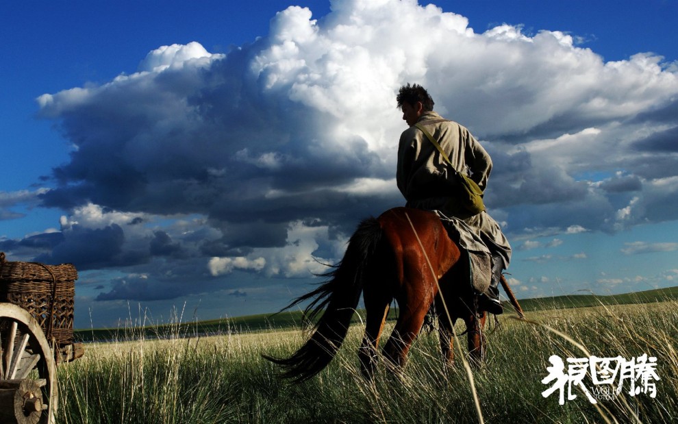 《狼图腾》是一部由小说改编的电影，小编看了预告片，不仅仅故事精彩，电影中拍摄的内蒙古草原美景也让人折服，这样精益求精的作品，在中国电影中是罕见的。推荐大家下载这组高清壁纸！