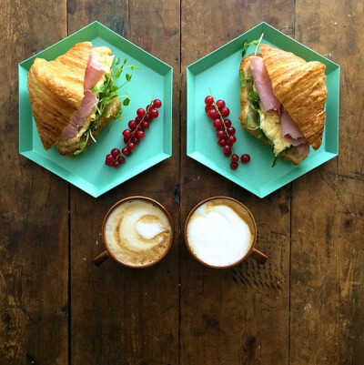 SymmetryBreakfast（对称早餐）是一个私人美食/摄影项目，开始于2013年4月，幕后是居住在英国伦敦的Mark van Beek及Michael Zee