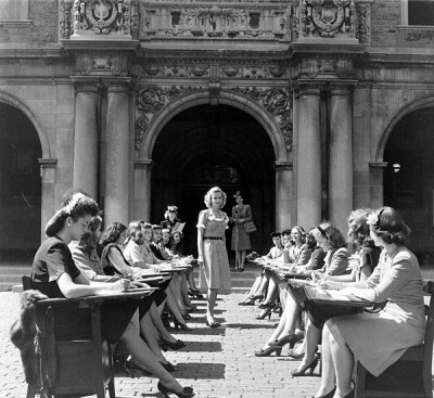 Nina Leen（1909-1995），美国女摄影师，出生于俄罗斯，儿童时期在德国、意大利及瑞士度过，她以动物摄影师的身份最早出道，1939年前往美国定居，1945年加入《LIFE》杂志，为该杂志拍摄超过40组作品，被她所拍摄的人…