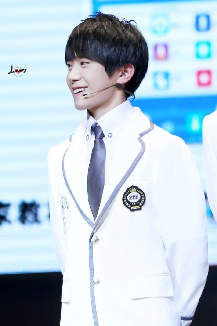 @TFBOYS-易烊千玺 Shall I compare thee to a summer’s day?Thou art more lovely and more temperate。