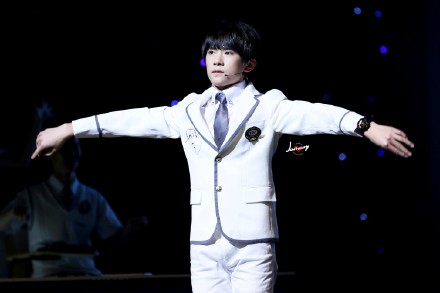 @TFBOYS-易烊千玺 Shall I compare thee to a summer’s day?Thou art more lovely and more temperate。