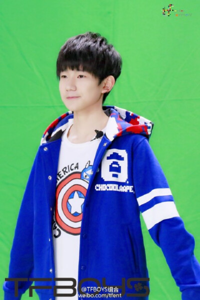  #TFBOYS#《疯狂的麦咭》录制花絮图第二波～～在结束某个密室游戏后，三人居然待在了里边聊起天来，说着说着有了想把现场的“大玩具”搬回家的想法，这样就可以每天玩了。不过就算搬回去了，这也得放哪啊... ...