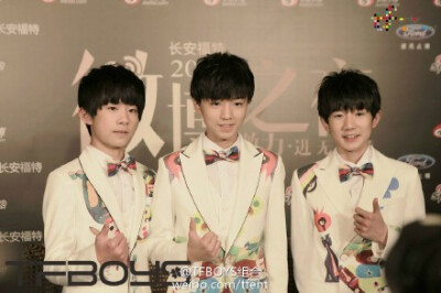 昨晚微博之夜中，#TFBOYS#三人身着以自闭症儿童绘画设计的正装亮相红毯，希望能以这种方式号召大家关注身边需要关爱的群体。当晚获得的年度公益贡献奖，也是对TFBOYS过去一年参与各种公益的最好肯定。在2015年，TFBO…