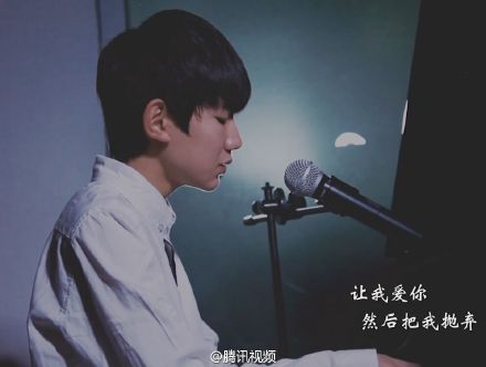 @TFBOYS-王源 弹唱《#残酷月光#》@腾讯视频 独家首发！L独家首发！王源自弹自唱《残酷月光》 暖心薄荷音再现 “我努力微笑坚强，寂寞筑成一道围墙，也敌不过夜里，最温柔的月光。”他是舞台上的王子，也是钢琴边动情弹唱的少年，眼中的一点光，就像黑暗中的一颗星，让我们一起沉醉在源源深情缱绻的琴声和歌声里吧！